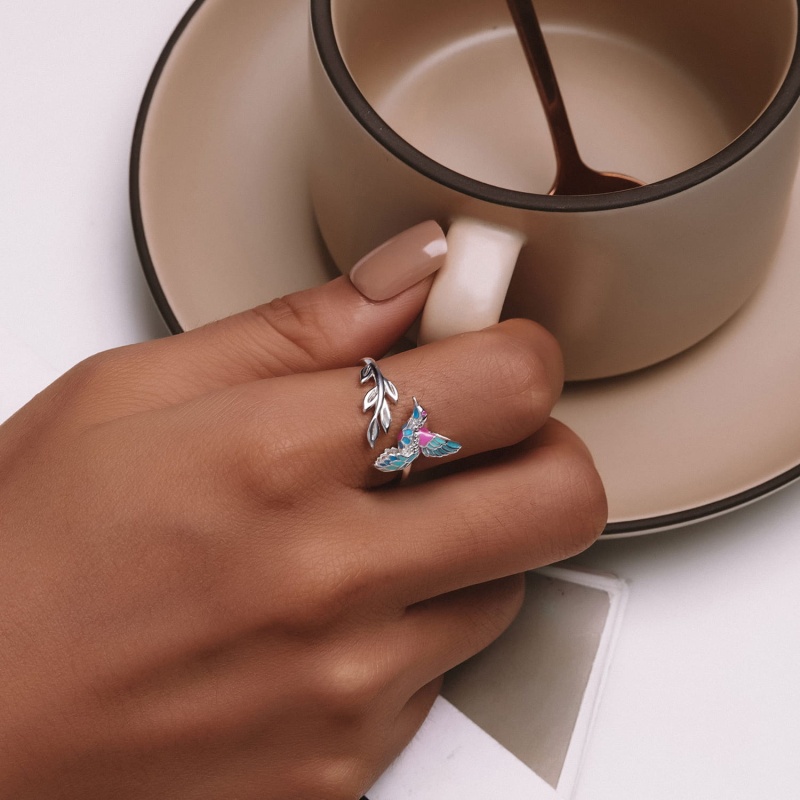 Pierścionek regulowany ze srebra  - Kolorowy ptak zimorodek przy srebrnej gałęzi