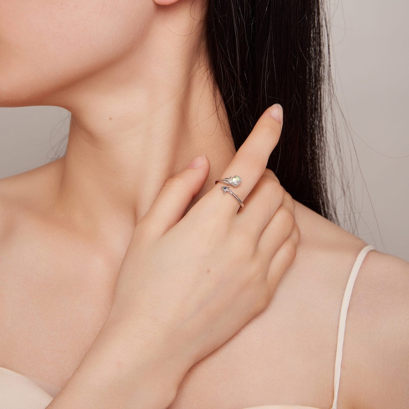 Pierścionek regulowany ze srebra - Astronauta w podróży rakietą