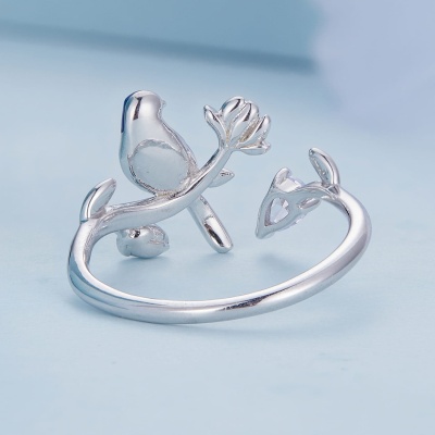 Pierścionek regulowany ze srebra - Błękitny ptak zimorodek na gałęzi z cyrkonią