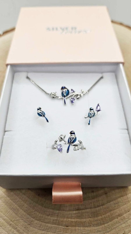 Komplet biżuterii ze srebra - Zielone ptaki zimorodki srebro 925. Zestaw zawiera kolczyki z zimorodkiem, regulowany pierścionek z zimorodkiem i regulowaną bransoletkę z zimorodkiem. Zestaw zawiera również pudełko prezentowe i torebkę na prezent.
