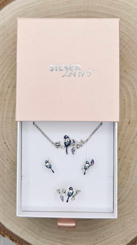 Komplet biżuterii ze srebra - Zielone ptaki zimorodki srebro 925. Zestaw zawiera kolczyki z zimorodkiem, regulowany pierścionek z zimorodkiem i regulowaną bransoletkę z zimorodkiem. Zestaw zawiera również pudełko prezentowe i torebkę na prezent.