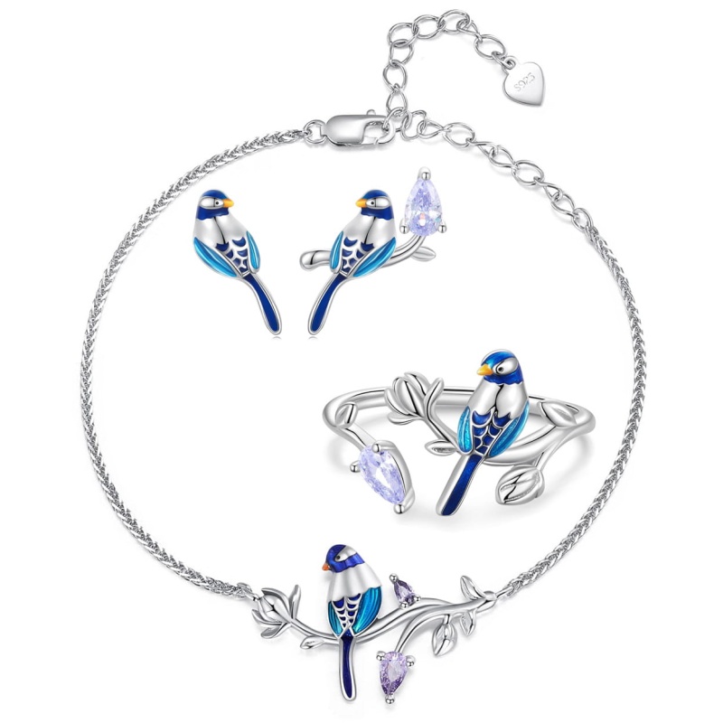 Komplet biżuterii ze srebra - Zielone ptaki zimorodki srebro 925. Zestaw zawiera kolczyki z zimorodkiem, regulowany pierścionek z zimorodkiem i regulowaną bransoletkę z zimorodkiem. Zestaw zawiera również pudełko prezentowe i torebkę na prezent.