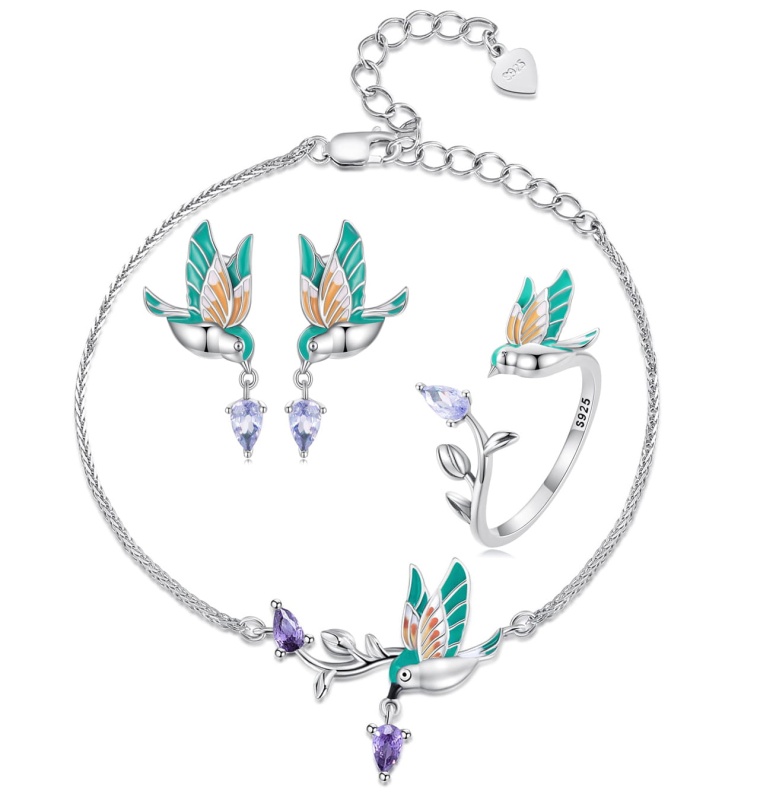 Komplet biżuterii ze srebra - Zielone ptaki zimorodki srebro 925. Zestaw zawiera kolczyki z zimorodkiem, regulowany pierścionek z zimorodkiem i regulowaną bransoletkę z zimorodkiem. Zestaw zawiera również pudełko prezentowe i torebkę na prezent.