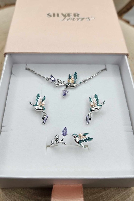 Komplet biżuterii ze srebra - Zielone ptaki zimorodki srebro 925. Zestaw zawiera kolczyki z zimorodkiem, regulowany pierścionek z zimorodkiem i regulowaną bransoletkę z zimorodkiem. Zestaw zawiera również pudełko prezentowe i torebkę na prezent.
