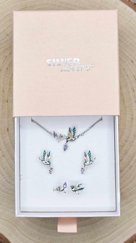 Komplet biżuterii ze srebra - Zielone ptaki zimorodki srebro 925. Zestaw zawiera kolczyki z zimorodkiem, regulowany pierścionek z zimorodkiem i regulowaną bransoletkę z zimorodkiem. Zestaw zawiera również pudełko prezentowe i torebkę na prezent.