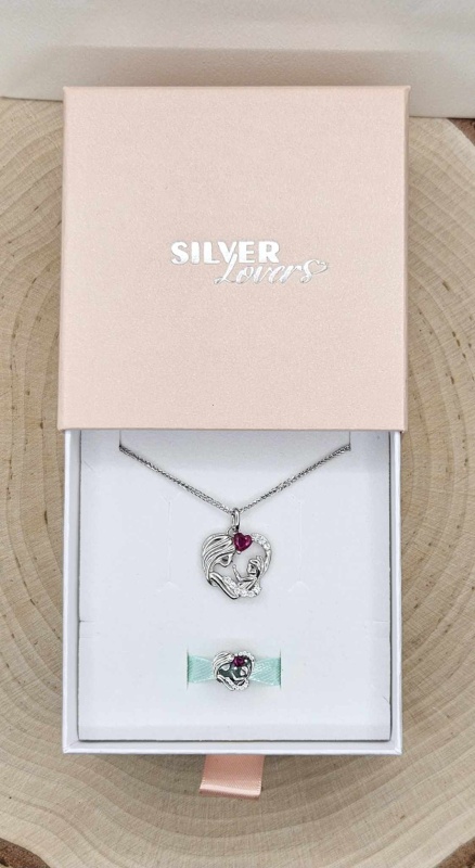 Komplet biżuterii ze srebra - Mama i córka srebro 925. Zestaw zawiera naszyjnik z zawieszką mama i córka z różową cyrkonią i charms do Pandora z tym samym motywem i cyrkonią. Zestaw zawiera również pudełko prezentowe i torebkę na prezent.