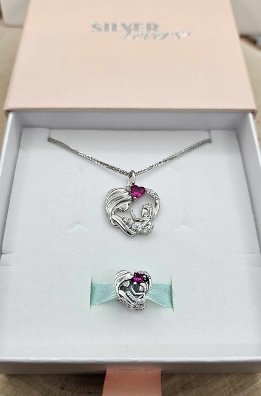 Komplet biżuterii ze srebra - Mama i córka srebro 925. Zestaw zawiera naszyjnik z zawieszką mama i córka z różową cyrkonią i charms do Pandora z tym samym motywem i cyrkonią. Zestaw zawiera również pudełko prezentowe i torebkę na prezent.