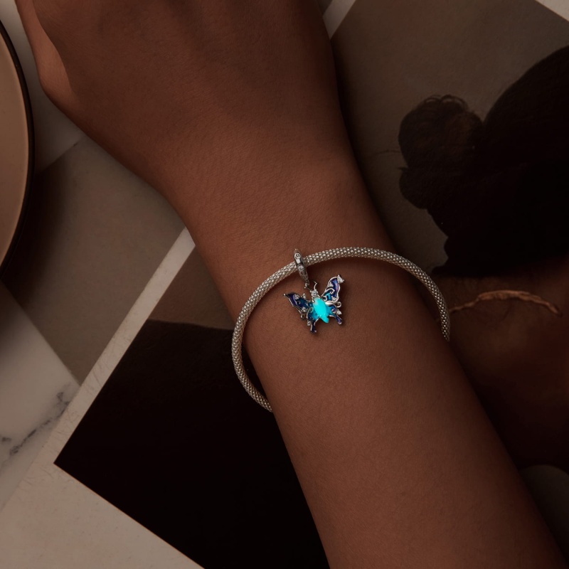 Zawieszka charms ze srebra świecąca w ciemności - Fioletowo-niebieski motyl