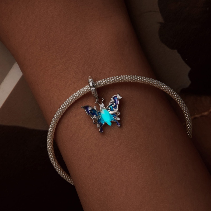 Zawieszka charms ze srebra świecąca w ciemności - Fioletowo-niebieski motyl