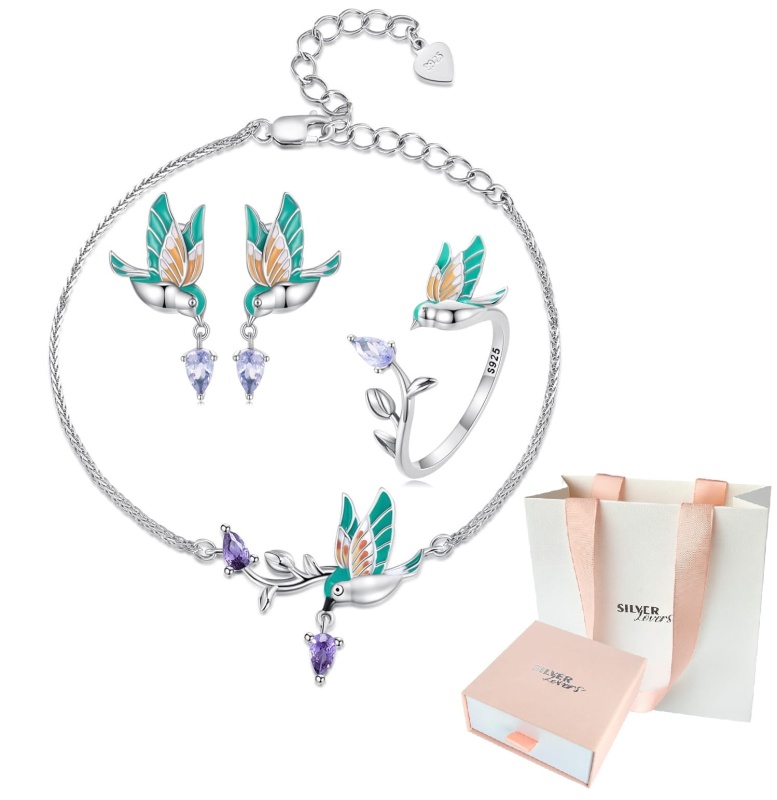 Komplet biżuterii ze srebra - Zielone ptaki zimorodki srebro 925. Zestaw zawiera kolczyki z zimorodkiem, regulowany pierścionek z zimorodkiem i regulowaną bransoletkę z zimorodkiem. Zestaw zawiera również pudełko prezentowe i torebkę na prezent.