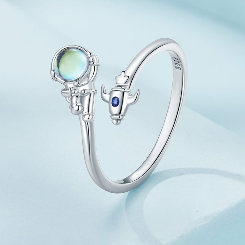 Pierścionek regulowany ze srebra - Astronauta w podróży rakietą