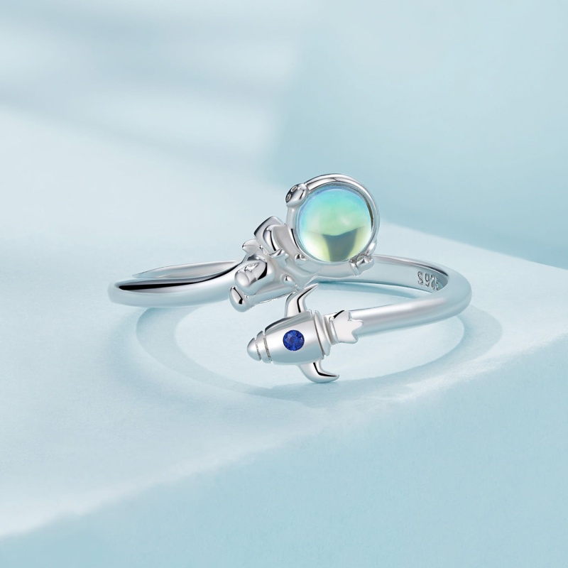 Pierścionek regulowany ze srebra - Astronauta w podróży rakietą